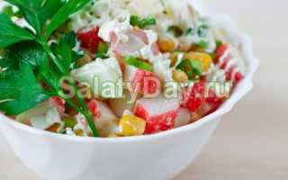 Салат с крабовыми палочками, огурцом, яйцом и кукурузой