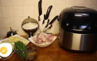 Курица, запеченная целиком с картофелем в мультиварке