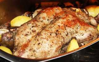 Тушеная картошка с курицей и овощами в кастрюле